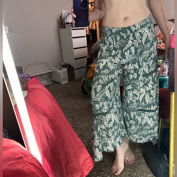 Angie Cotton green monstera leaf ankle pant
Plant pants with lace size small - Picture 5 of 6